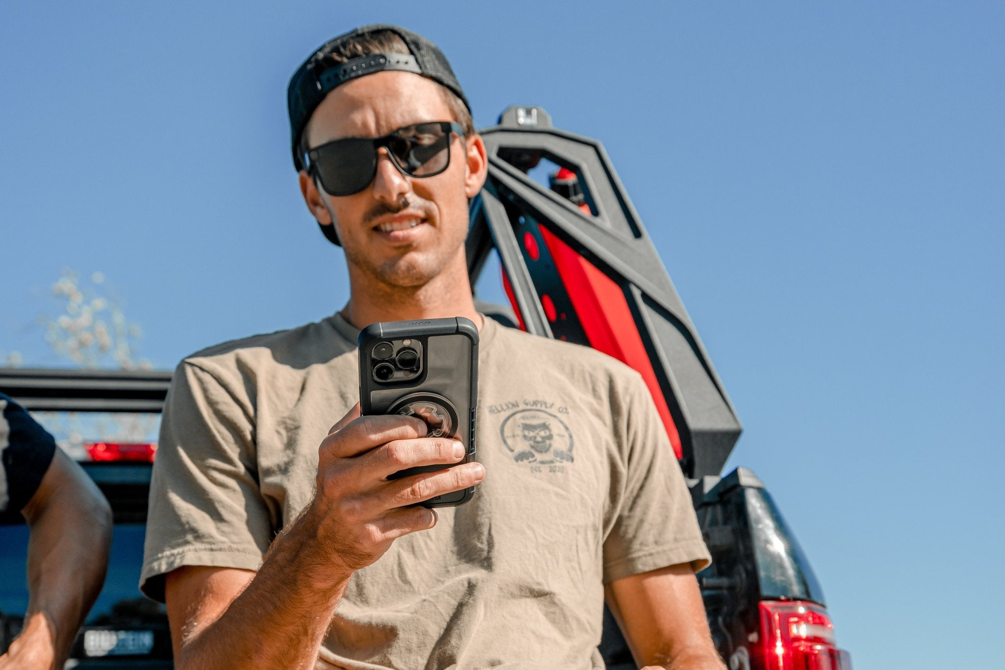Active man using ROKFORM iPhone 14 Crystal Case