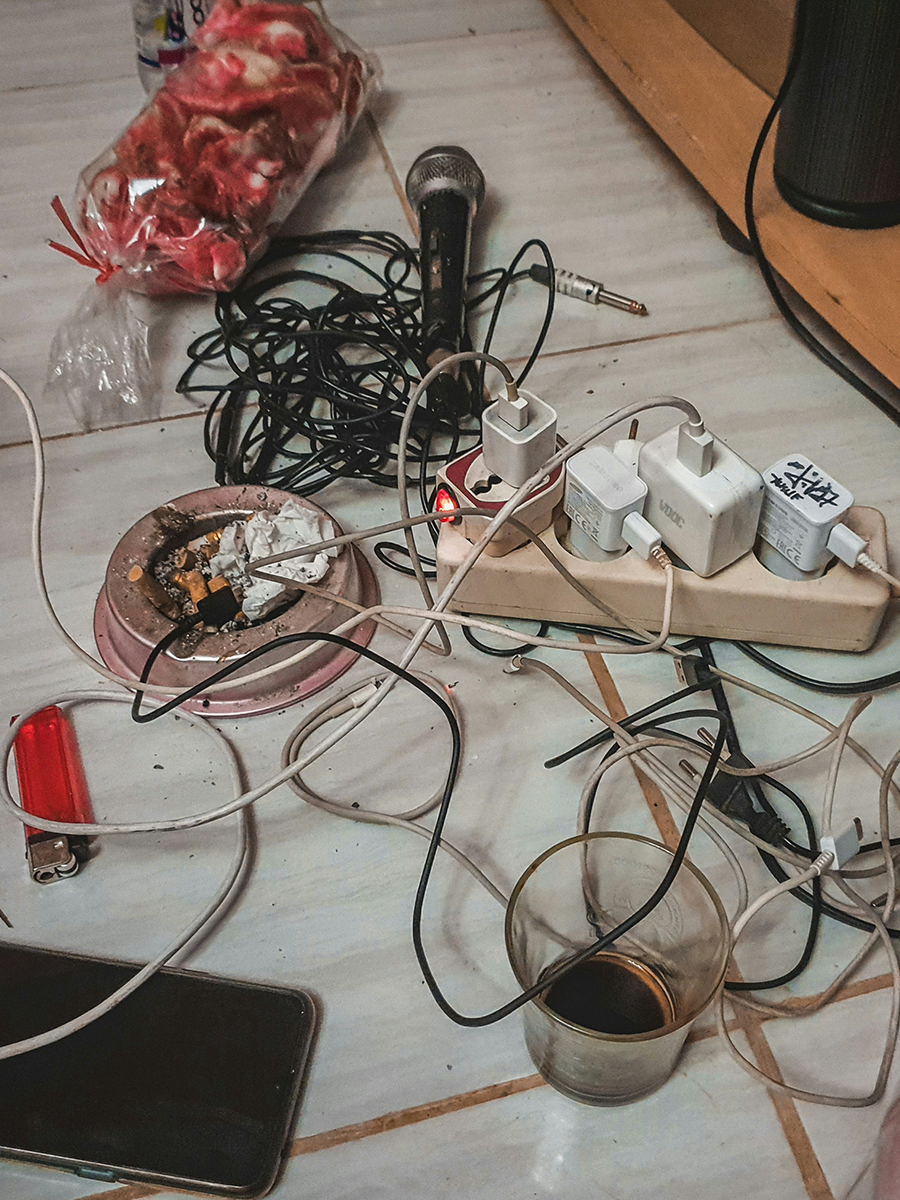 In moments as chaotic as this - with wires everywhere - we often find ourselves asking, “Are wireless chargers universal?” It’s time to clear things up and finally answer this once and for all.