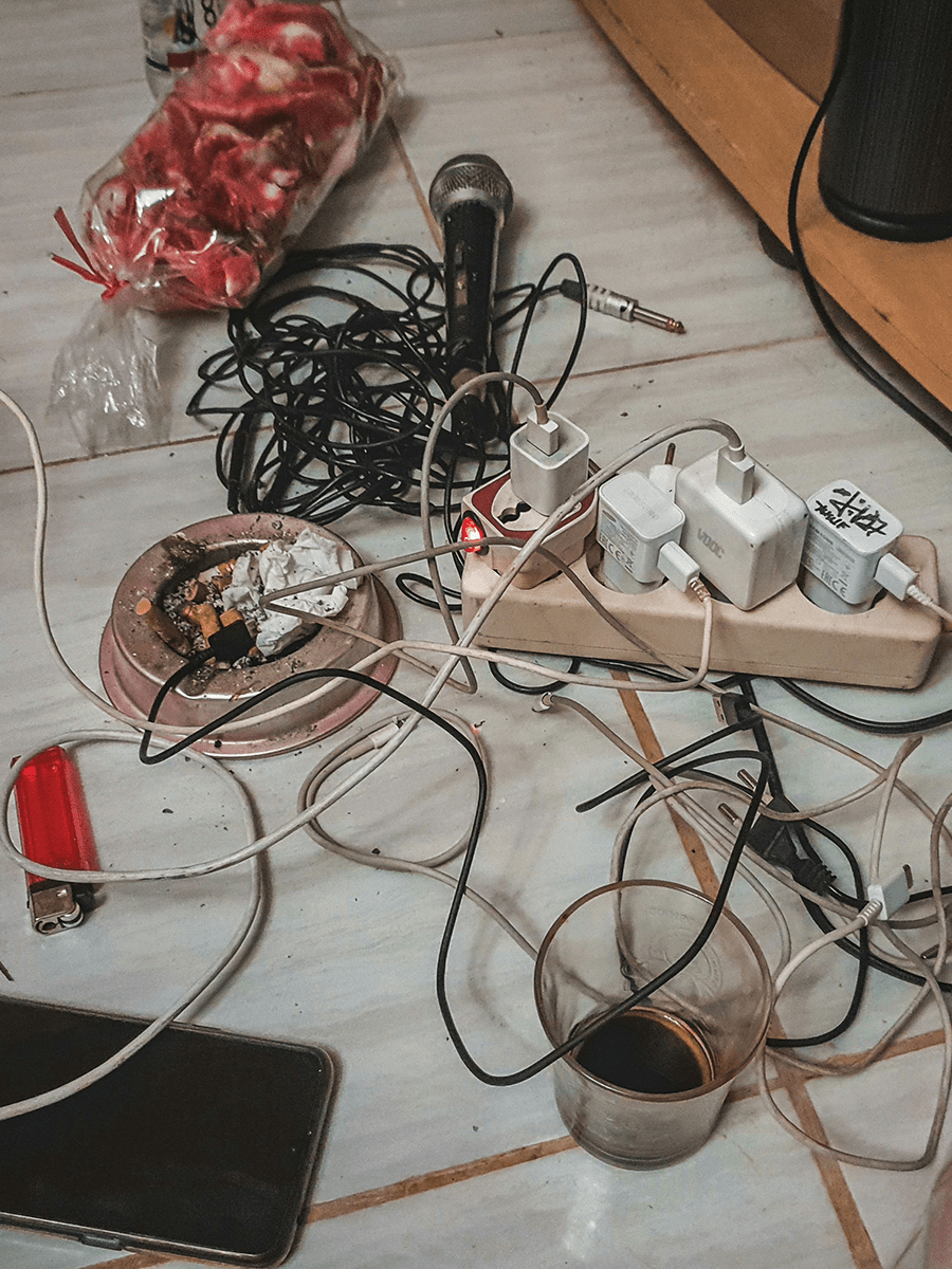 In moments as chaotic as this - with wires everywhere - we often find ourselves asking, “Are wireless chargers universal?” It’s time to clear things up and finally answer this once and for all.