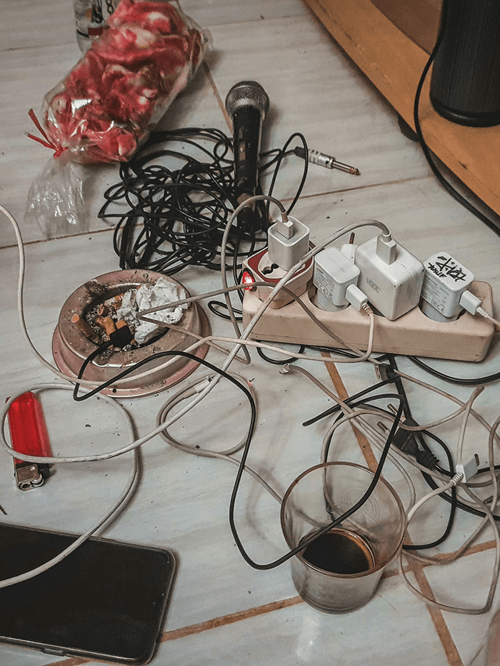 In moments as chaotic as this - with wires everywhere - we often find ourselves asking, “Are wireless chargers universal?” It’s time to clear things up and finally answer this once and for all.
