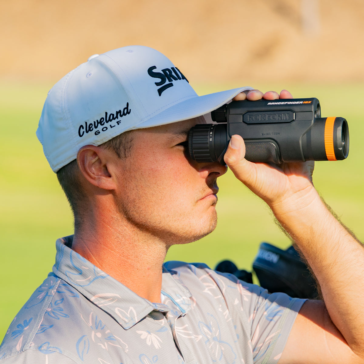 Golfer sing Rokform Rangefinder 18x